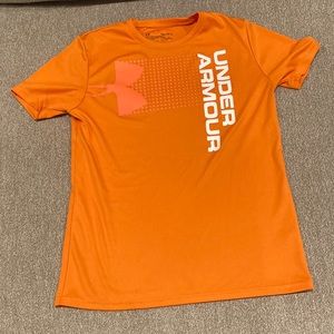 Boys M Under Armour orange short-sleeved shirt